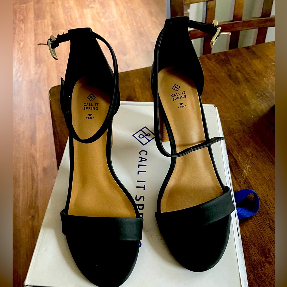 Black sandals. Size 8